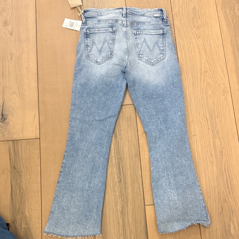 MOTHER  The Insider Step Fray jeans Love
In a boat